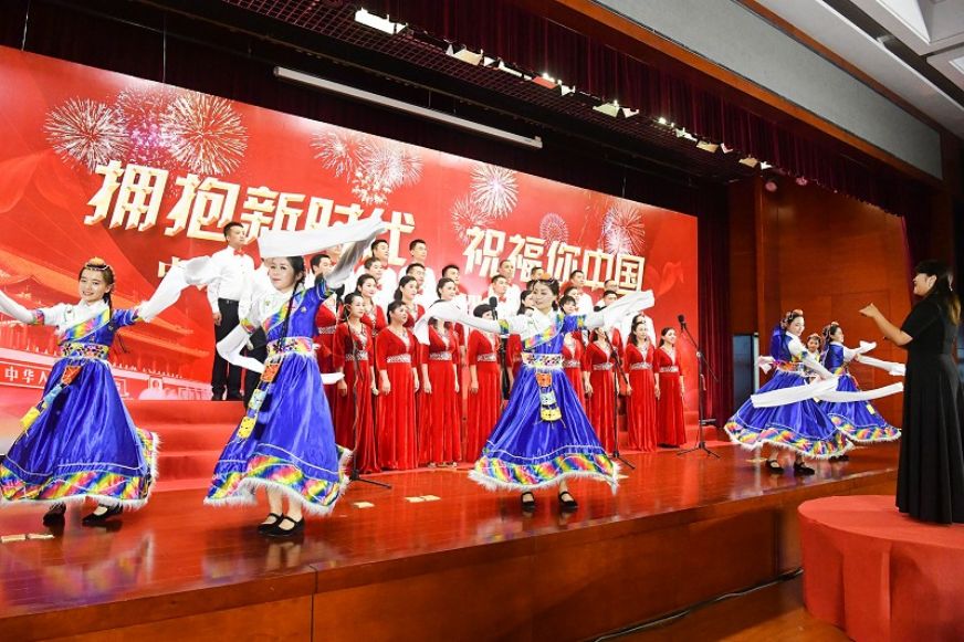 局机关代表队演唱《天路》《中国中国鲜红的太阳永不落》<br /> 局机关代表队演唱《天路》《中国中国鲜红的太阳永不落》<br />