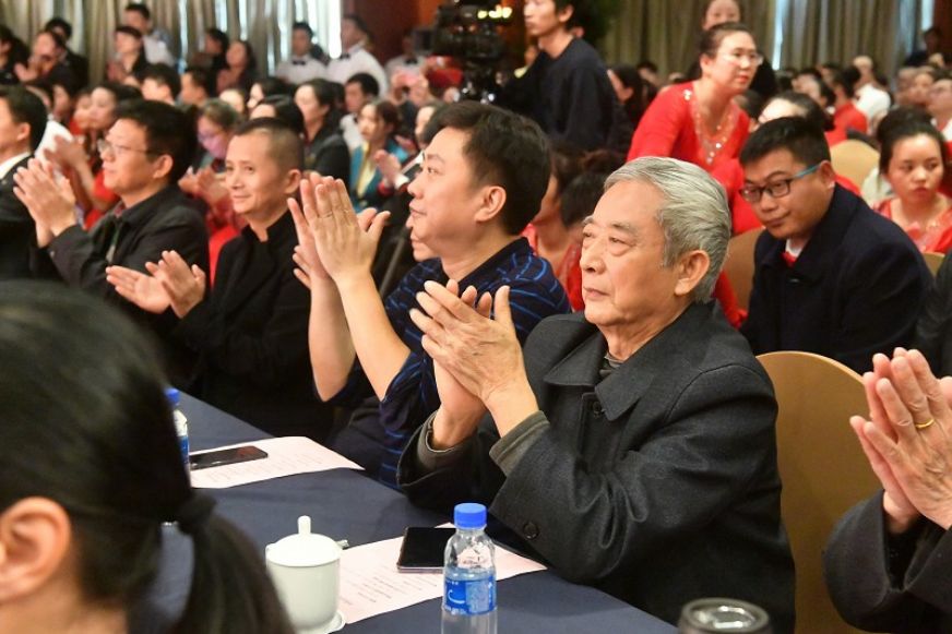 职工群众观看演出<br /> 职工群众观看演出<br />