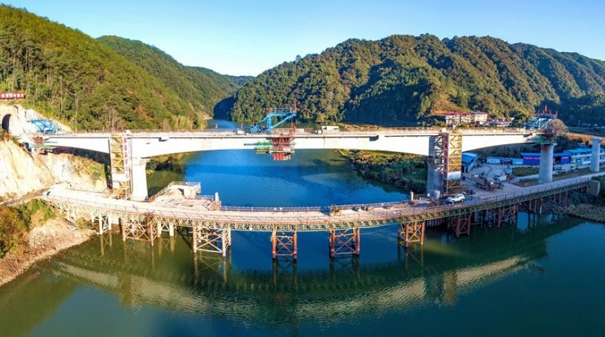 2018年12月18日，二公司施工的浦梅铁路九龙溪大桥顺利合龙。<br />胡凯 徐明柱 摄影报道<br />