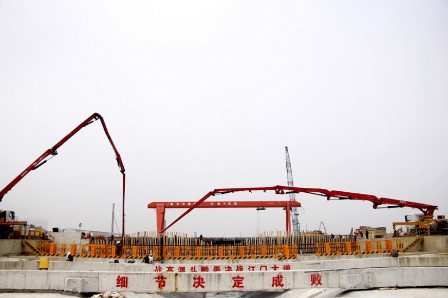 2018年12月26日，二公司江门大道主体结构工程提前5天封顶。江门站城市综合配套工程是江门市“头号”工程，也是珠西综合交通枢纽重要组成部分。江门大道下穿通道长1.4千米，地质淤泥层最深达20米，施工难度大。金志红 刘合林 李虹 摄影报道<br />