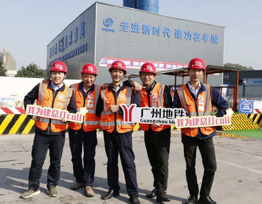 广州十三号线项目开展“把笑带回家”摄影活动。李擎柱 陈嘉敏摄<br />