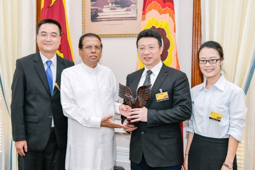 局副总经理曹良华向西里塞纳总统赠送寓意大展宏图的木雕<br />