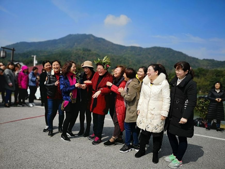 3月4日，一公司女职工到开慧故里长沙县板仓小镇踏青。在田间地头，她们把路边鲜花编成花环戴在头上，评选出最具创意的一位“女神”。 蒋修妮 摄<br />