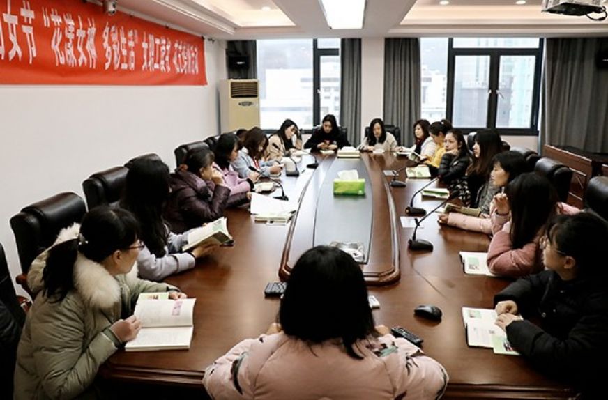 为庆祝“三八”国际妇女节的到来，丰富女职工的业余文化生活，提升女同胞综合素质，海外分公司女工委开展“花漾女神 多彩生活”读书、插花等系列活动。 吴 萍 摄<br />