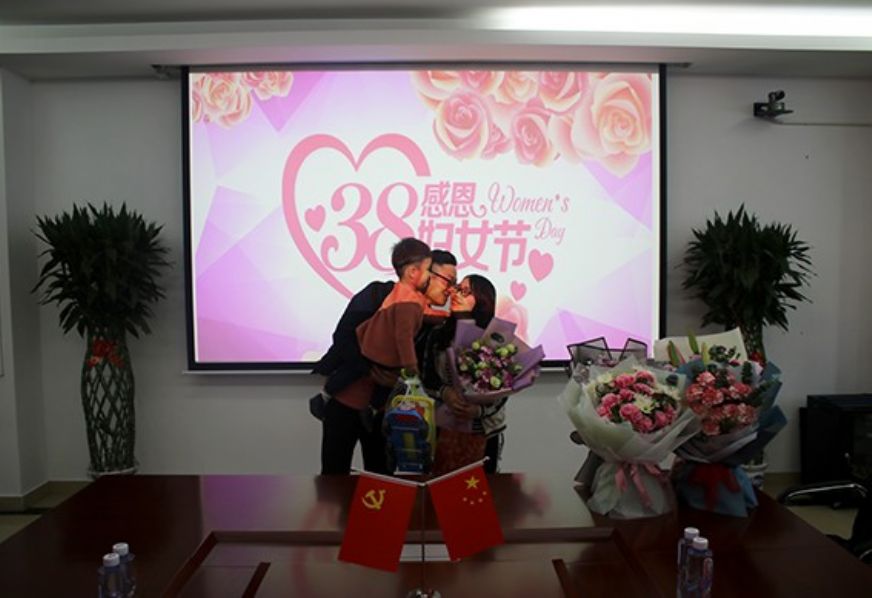 五公司深圳地铁项目部举办“感恩女神，温情三八”主题庆典活动。图为五公司深圳地铁项目职工为不辞万里，远道而来的妻儿送上亲吻与拥抱。 赵鑫 摄<br />