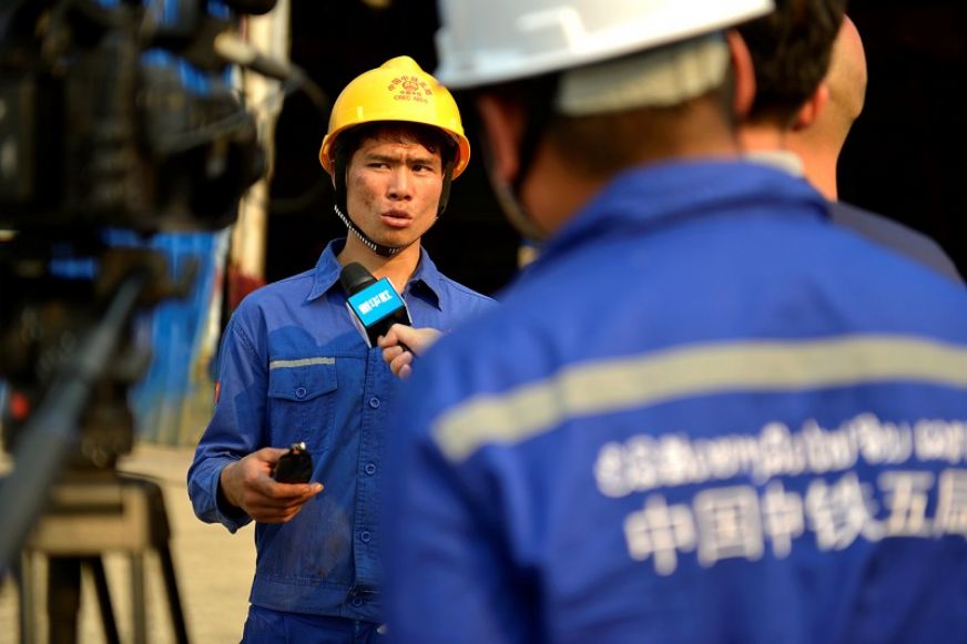 图为罗毅接受新华社记者采访。<br />张小俊摄<br />