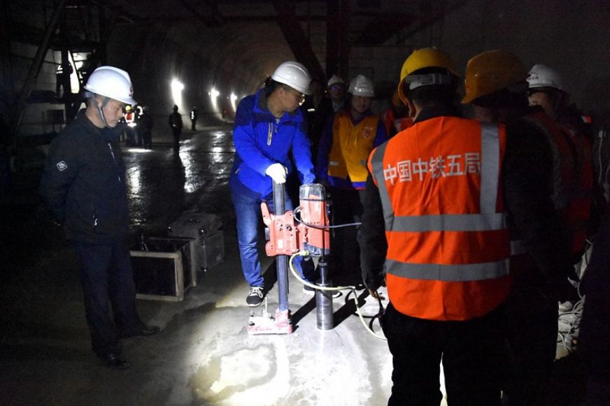 第九督查组对东望山隧道进行仰拱混凝土取芯<br />