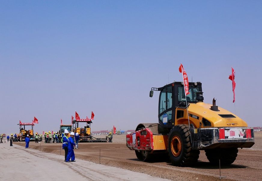 5月4日，机械化公司双洮四工区开展“勇强当”党建专题活动并授旗。孙铭摄<br />