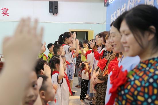 “铁四代”给妈妈们敬个礼