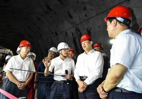 陆东福（右二）在安定隧道进口调研