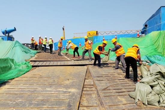 6月7日，机械化公司济南地铁项目组织项目全体员工开展防汛、触电应急演练。
朱金金 摄影报道