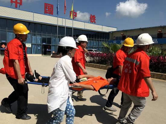 6月15日，六公司衢宁项目部在宁德制梁场开展消防应急演练，项目职工及协作队伍员工30余人参加活动。
粟荣富 摄影报道