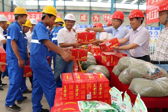 路桥公司广州铁路外绕线项目给一线工作中发放慰问品。