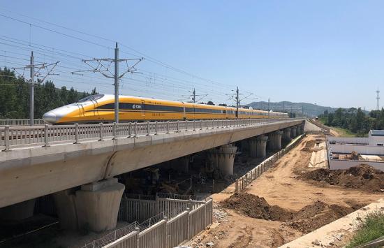 动车通过局管段。秘春晓 摄