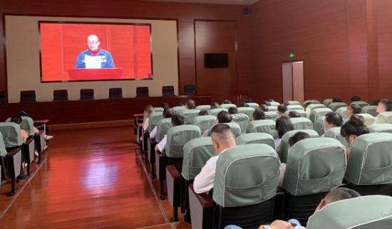 党员观看警示教育片。