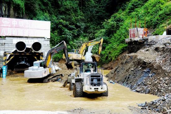 图为八月岭隧道进口平导洞口遭泥石流堵塞
