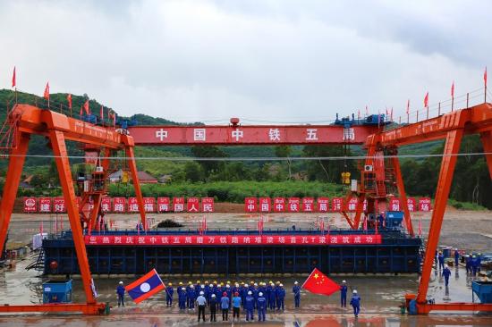 9月2日，六公司磨万铁路纳堆制梁场完成首梁预制。该梁场承担了磨万铁路Ⅰ标309.5孔T梁预制架设任务，自2月15日进场以来，项目部遵循老中铁路“建精品工程、筑廉洁之路”的建设目标，仅用一个月完成大型设备的过关进场安装工作。目前，项目部加强对老挝籍施工技术人员的引入和培养，助力老挝基础设施建设。
刘一佑 周艳 摄影报道