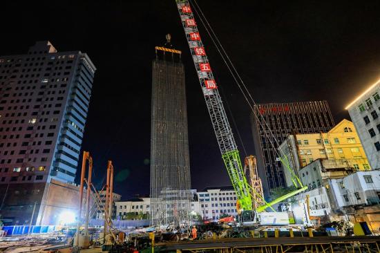 8月31日，一公司南昌地铁4号线二标六工区，提前30天完成丁公路南站主体结构地下连续墙施工。该项目主要工程有丁公路南站、丁公路北站、丁公路南站至丁公路北站区间、丁公路北站至人民公园站区间。车站均位于老城中心区，车站基坑深、地下水丰富、周边管线复杂、房屋征拆量大、交通疏解难度大、周边老旧房屋密集，且分别与地铁1、2号线通道换乘，均为重难点控制性工程。 叶昌文 摄影报道