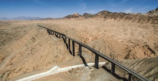 火车通过我局承建的高泉7号特大桥