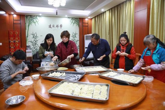 12月22日，一公司南昌工程指挥部开展包饺子活动，还邀请职工家属参加，进一步增强了项目凝聚力。 叶昌文摄影报道