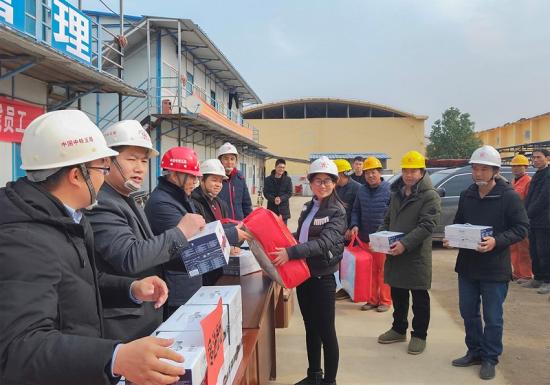 近日，路桥公司相继到上海有轨电车项目、湖北347国道改扩建工程项目开展慰问活动，向坚守在一线的员工送上冬日的祝福。图为慰问组在湖北347国道改扩建工程项目发放慰问品。
    刘亚云摄影报道