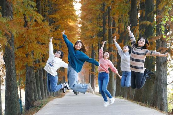 近日，二公司职工风采摄影协会开展“我和生活一样美”女职工摄影采风活动，不断丰富职工业余文化生活。
    张小俊 肖艳摄影报道