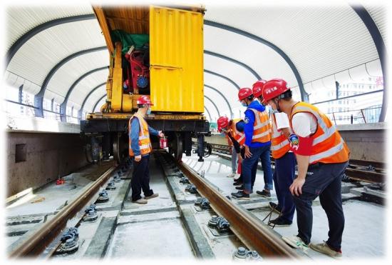 武汉地铁5号线项目青安岗检查焊轨机安全运行情况 袁仁涛 摄