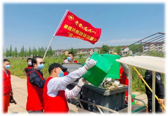 南京地铁1号线项目青年职工开展志愿服务活动。杨树良 摄