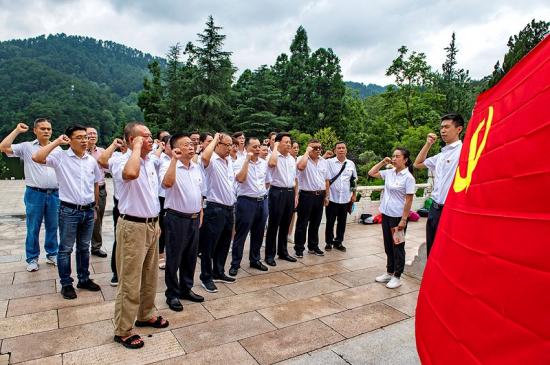 局贵阳办公中心全体党员在黔灵湖畔人民英雄纪念碑旁重温入党誓词，进一步强化党员的身份意识、责任意识和宗旨意识。 耿伟摄