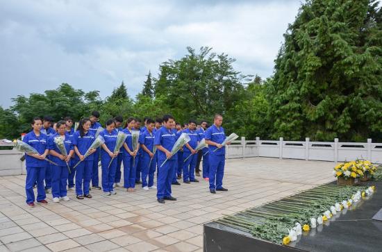 五公司滇中引水昆明6标项目党员在昆明三台山呈贡党建文化公园缅怀先烈。程浩摄