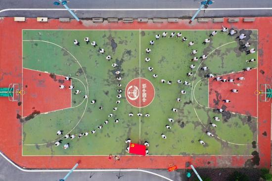 机械化公司机关本部、专业化分公司本部党员摆出党徽和“99”队形，唱响国歌和《我宣誓》，祝愿伟大的祖国更加繁荣昌盛。
    董挺 俞琳董素莉 摄