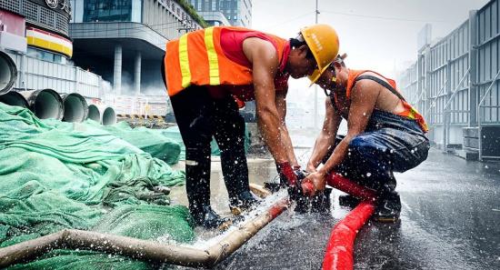 成都地铁13号线项目工人安装抽水管