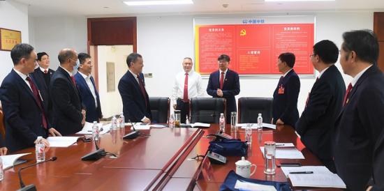 局领导看望代表