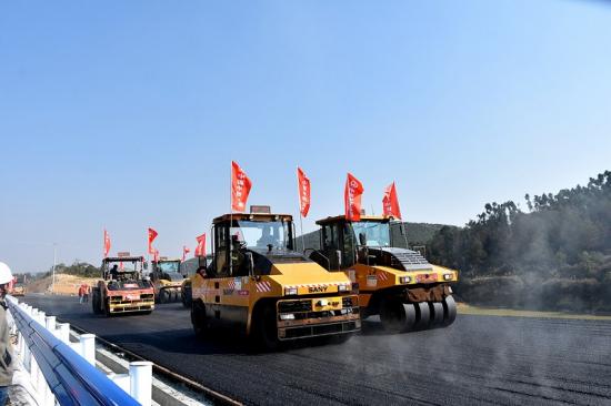 图为玉楚高速项目进行铺筑沥青作业