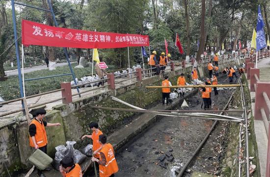 路桥公司成都新都污水处理厂项目党员清帮助疗养院清理水沟淤泥。 王杨摄