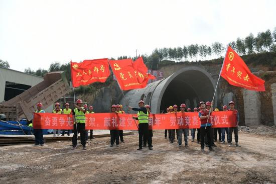 贵州公司南玉高铁项目在旺安隧道进口举行授旗仪式。 任梅摄