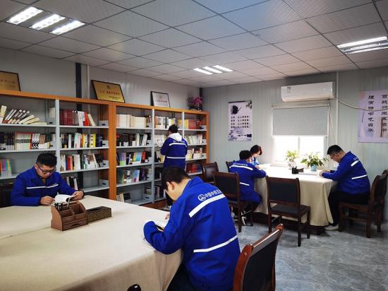 二公司贵南铁路项目员工在图书室认真读书。郭亚斌摄