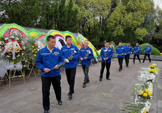 四公司宣绩铁路项目党员到宁国市烈士陵园缅怀革命先烈，敬献鲜花。 康烈摄