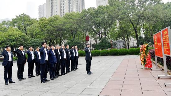 徐中义带领中心组成员面向党旗庄严宣誓，重温入党誓词。