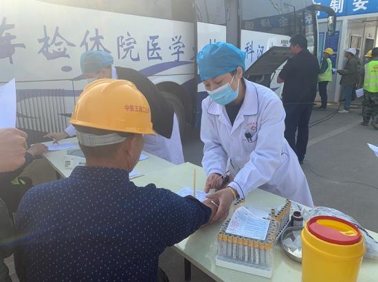 图为二公司武汉通用大道项目组织农民工健康体检。王熹宇 熊豆瑄摄影报道
