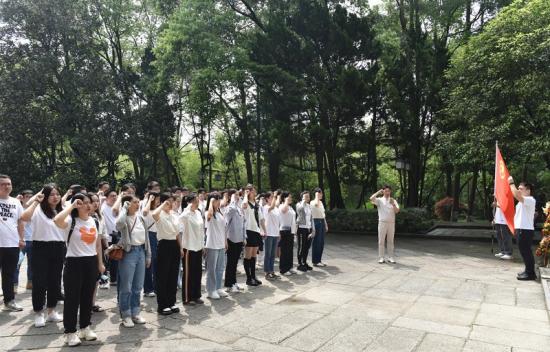 局团委主办，一公司、五公司、机械化公司、电务城通公司、物资公司5家单位团组织在长沙联合开展主题团日活动。组织全体团员青年参观了杨开慧烈士故居，重温了入团誓词，在橘子洲开展红色“寻标打卡”素质拓展活动。