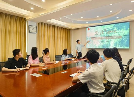 二公司各级团组织扎实开展了“3+N”系列主题特色教育实践活动。“3”，即举行一节“有声团史课堂”、开展一次庆祝“建团百年”打卡活动、建立一个“共青团开放日”工作机制。“N”，即各基层团支部在统一动作基础上，还自主精心策划开展了青年安质岗排查、红色剧本杀、青年演讲比赛等特色活动。