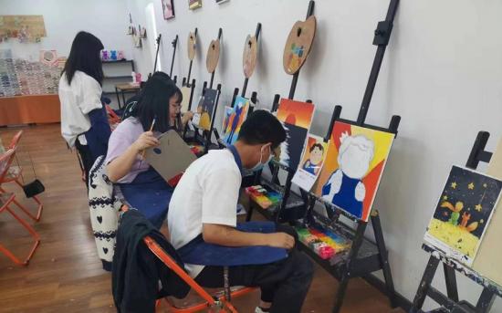 华南公司团委组织团员青年开展“我们油画说”、参观红色文化展馆、学习《新时代的中国青年》白皮书等特色鲜明的主题活动，展现青年同志“永远跟党走，奋进新征程”的决心与意志。