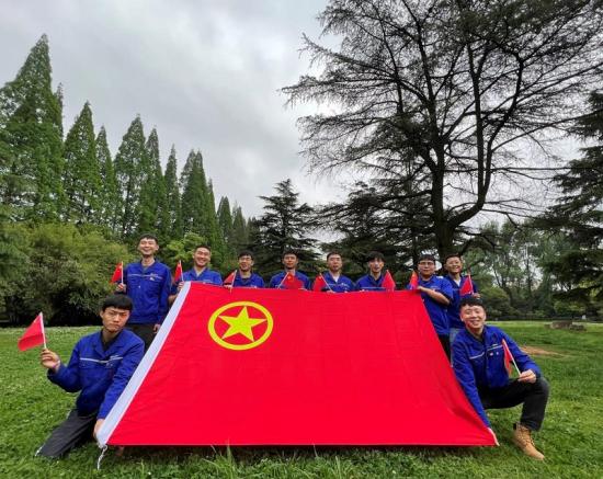 建筑公司团委以贯彻落实青年精神素养提升试点工作，喜迎党的二十大、迎接建团100周年为主线，邀请公司党委书记、执行董事杨明鑫为团员青年讲授“传承开路先锋精神全面提升精神素养为企业高质量发展注入强大青春动能”专题团课，制作发布了《青春力量》MV，组织各级团组织扎实开展系列爱国主义教育实践、重温入团誓词和各类文体活动。