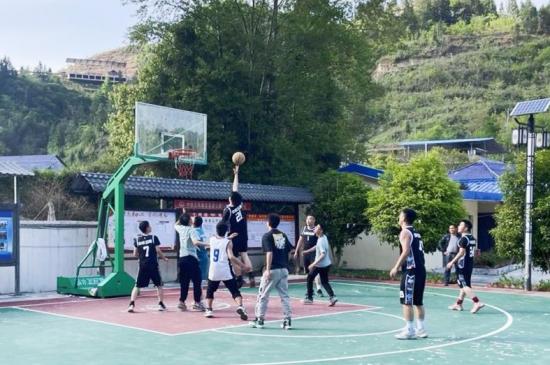 五公司各级团组织开展篮球比赛、观看红色电影、“我与团旗合个影” ，举行“安全在我心中，质量在我手中”演讲比赛等活动，并发放“建团百年”纪念品，展现了公司广大青年朝气蓬勃的青春气息。