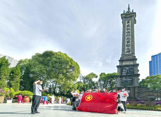 成都公司成轨13号线项目团工委组织青年团员开展了 “青春献礼二十大 建设王牌工程局”主题团日活动,为九名新团员在人民公园保路死事纪念碑前举行了入团宣誓仪式。G204项目青年职工队与上冈镇政府组织的上冈联队开展了友谊篮球赛。