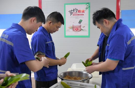 二公司江西科创生态新城项目组织员工包粽子，体验制作美食的快乐。 胡勇摄影报道