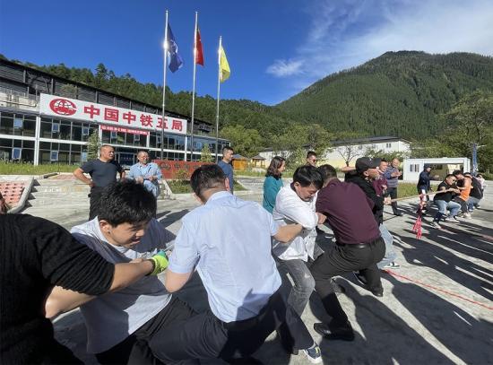 局高原铁路项目部组织 “迎中秋、庆国庆”职工运动会，开展篮球、乒乓球、台球、拔河等活动，筹备中秋聚餐，为员工送上了浓浓的企业关怀。
    滕孟东摄