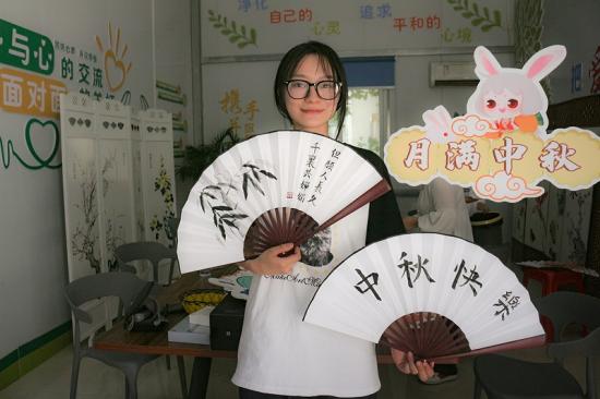 六公司郑州地铁6号线项目开展“奇妙中秋日， 千里寄相思”传统文化体验活动，通过制作折扇和书法让员工们感受中国传统文化。夏宁梓摄