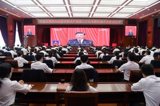 局机关组织员工收看开幕会。谭武军摄